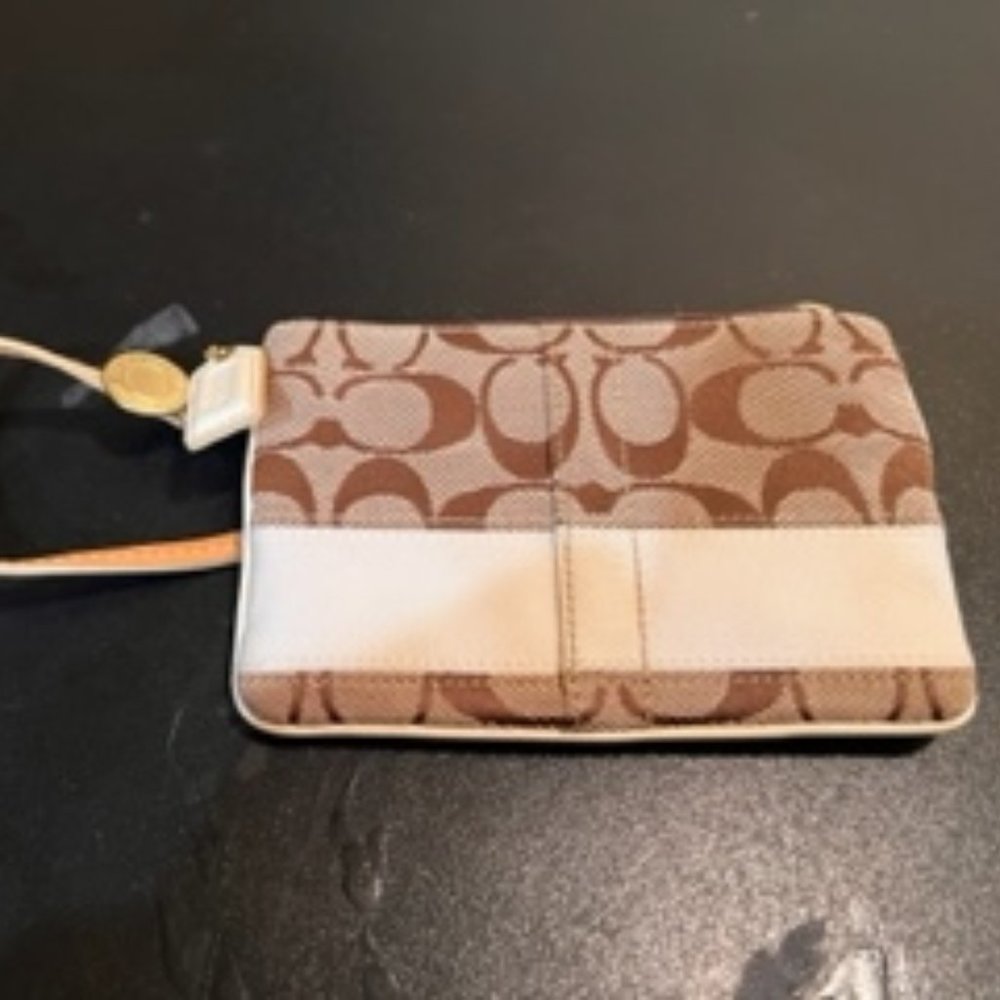 Coach SIGNATURE SMALL  BROWN WRISTLET 40028